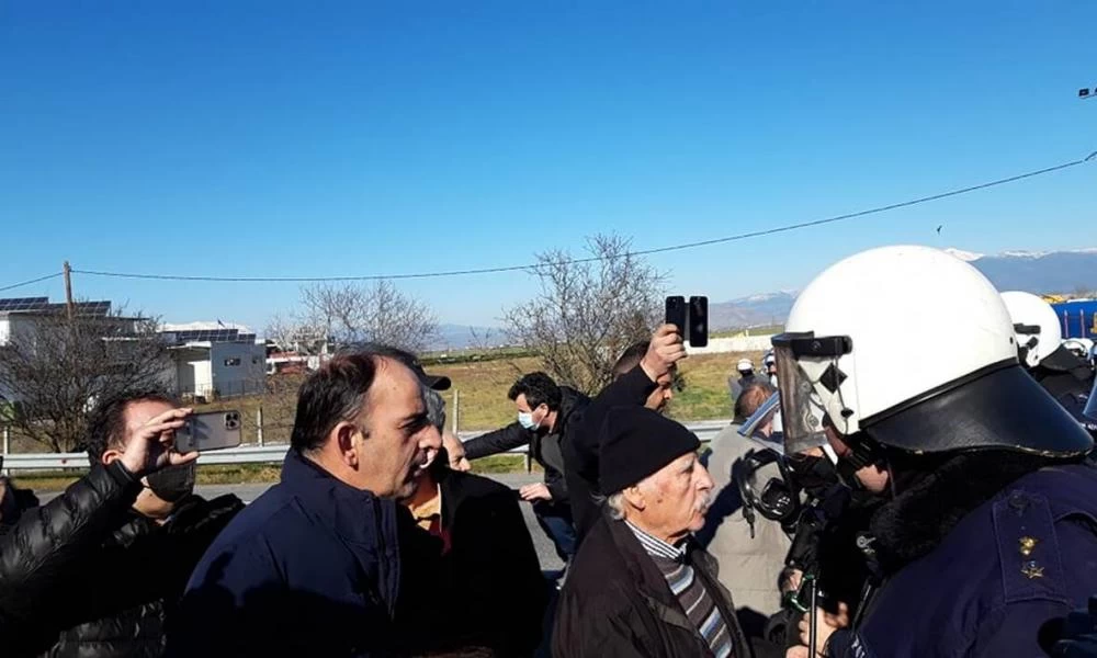Λάρισα: Οι αγρότες εξαγριωμένοι ετοιμάζονται να βγουν στην Εθνική Οδό- Οι διαπραγματεύσεις με την ΕΛ.ΑΣ